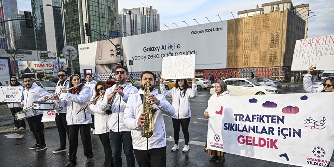 İstanbul'da trafikte bekleyenlere bando sürprizi