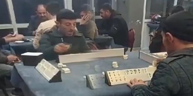 Tek başına okey oynayan adam artık yalnız değil