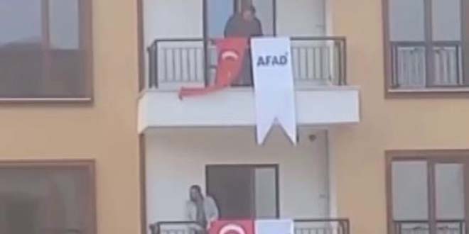 Deprem konutlarında bayrakları atan çalışanlara soruşturma