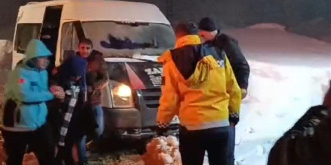 Hakkari'de fırtına: Mahsur kalan arıza ekipleri kurtarıldı