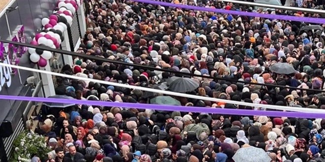 Batman'da çeyiz mağazasında indirim izdihamı