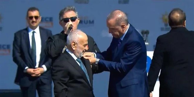 Yeniden Refah Partisi'nden istifa eden milletvekili AK Parti'ye katıldı