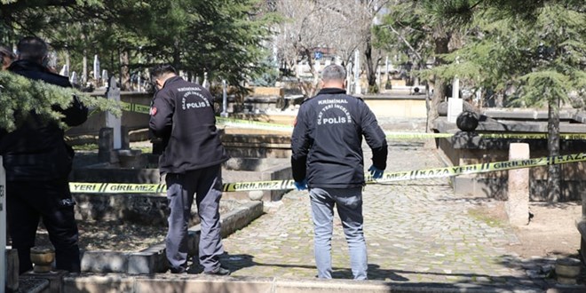 Mezarlıkta 4 aylık cenin bulundu