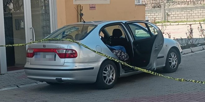 Hastaneye gitmek için bindiği otomobilde öldü