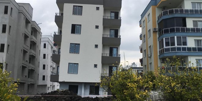 Mersin'de 4 katlı bina yan yattı
