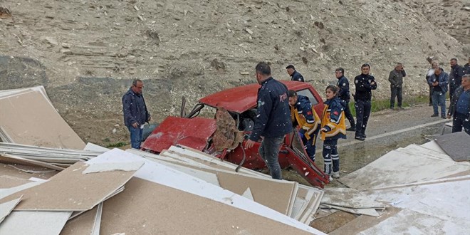 Tırın dorsesindeki alçıpanlar otomobilin üzerine devrildi: 1 ölü