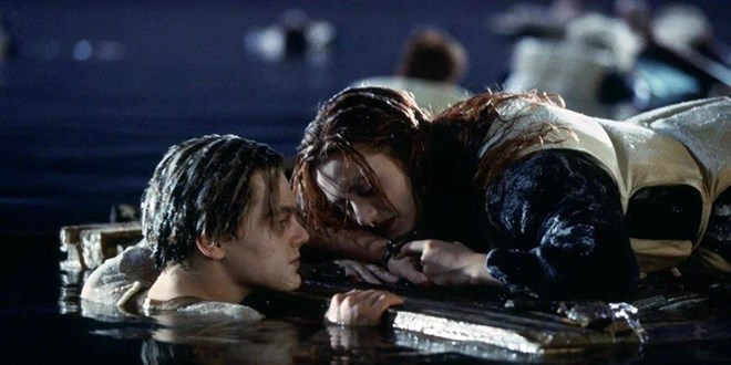 Titanic'te Rose'u hayatta tutan kapı rekor fiyata satıldı