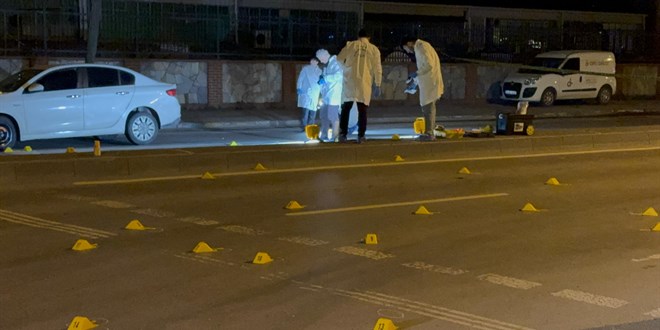 Seyir halindeki otomobile silahlı saldırıda 2 kişi yaralandı