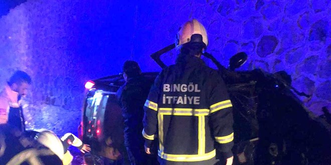 İstinat duvarına çarpan otomobildeki 2 kişi hayatını kaybetti