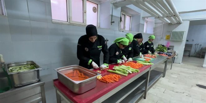 Anaokulu öğrencilerinin yemeğini kız meslek liseliler hazırlıyor