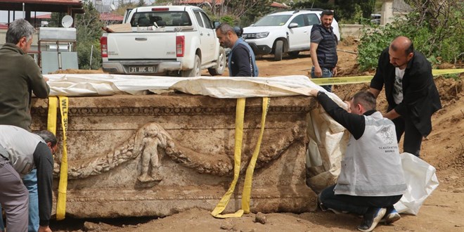 Hatay'da evin bahçesinde lahit bulundu