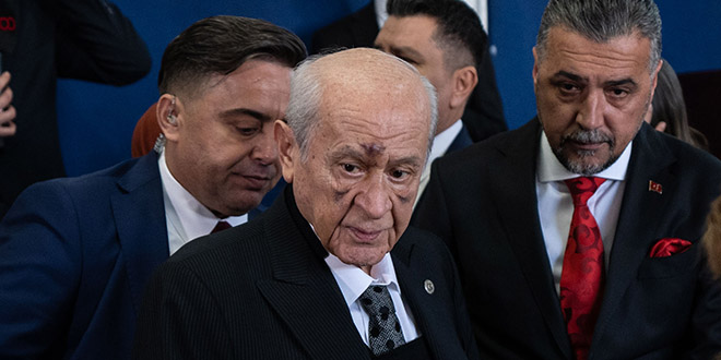 Oyunu kullanan Bahçeli'nin yüzündeki morluklar dikkat çekti