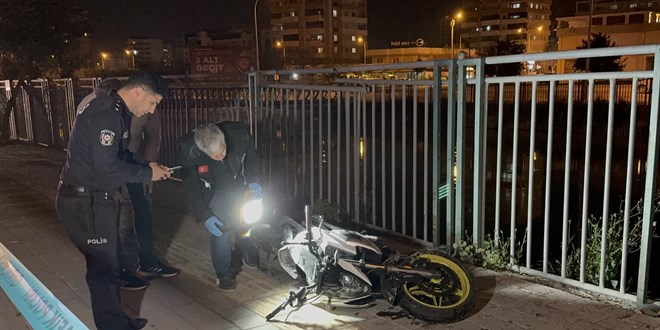 Adana'da kaldırıma çarpan motosikletteki 2 kişi öldü