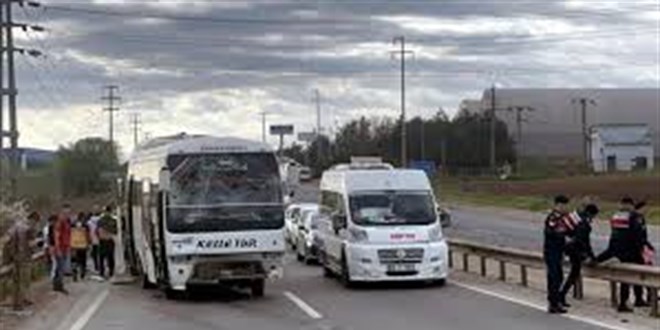 Servis araçları çarpıştı: 5'i askeri personel, 16 yaralı