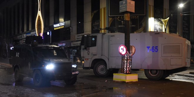 Van'da YSK'nin karar sonras gvenlik glerine ta atanlara polis mdahale etti