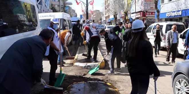 Van'da olaylar sona erdi: Yaplan arlarla sokaklar temizlenmeye baland
