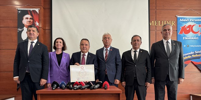 Antalya Bykehir Belediye Bakan Muhittin Bcek mazbatasn ald