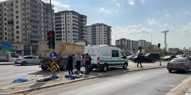 Gaziantep'te kamyona arpan motosikletin srcs hayatn kaybetti