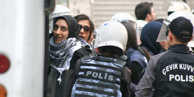 Özgür Özel'den 'İsrail ile ticareti kes' protestosu yapan gençlere müdahaleye tepki
