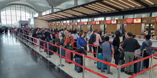 Tatilin ikinci gününde de İstanbul Havalimanı'nda yoğunluk sürüyor