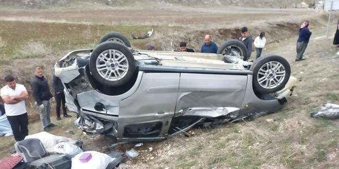 Sivas'ta otomobiller çarpıştı: 3 kişi yaralandı