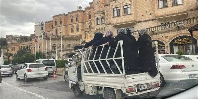 Kamyonet kasasında tehlikeli yolculuk kamerada