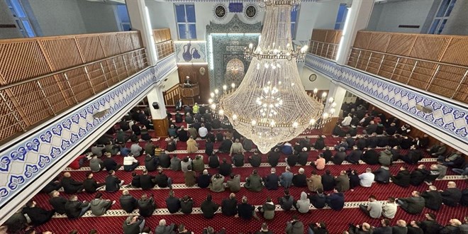 Deprem bölgesinde bayram namazı kılındı