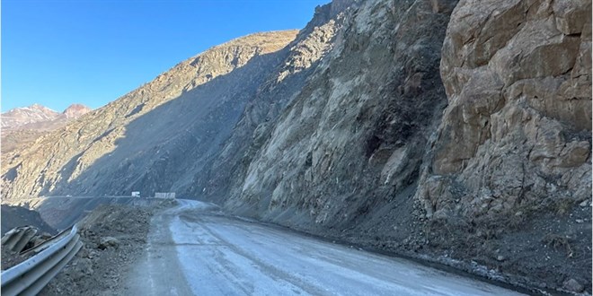 Hakkari'de heyelanın kapattığı yollar açıldı