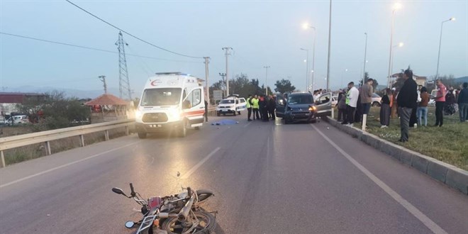 Otomobil ile çarpışan motosiklet sürücüsü hayatını kaybetti