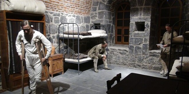 Kars'ta tarihin canlandırıldığı "Kanlı Tabya" bayramda da ziyaretçilerini bekliyor