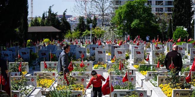 Edirnekapı Şehitliği'nde ziyaretçi yoğunluğu sürüyor