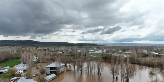 Ağrı'da dere taştı; çok sayıda ev su altında kaldı