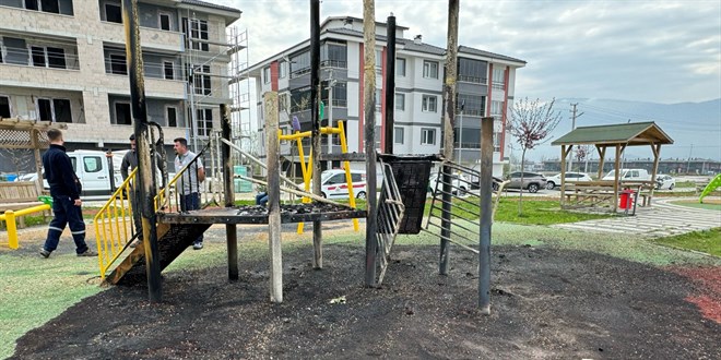 Belediyenin yaptığı çocuk parkı kundaklandı