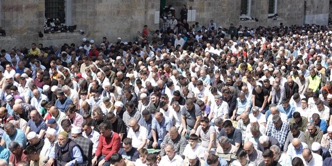 Cuma namazında tarihi camiler doldu taştı