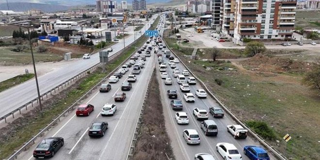 43 ilin geçiş güzergahında trafik yoğunluğu arttı