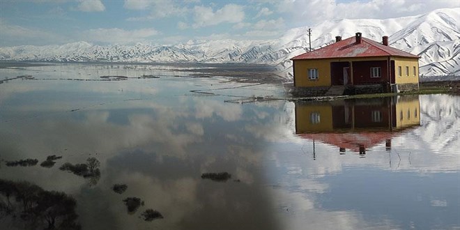 Yüksekova'da 3 gün süren yağış! Ova göle döndü, evler su altında kaldı