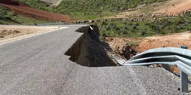 Siirt'te yağış sonrası yol çöktü