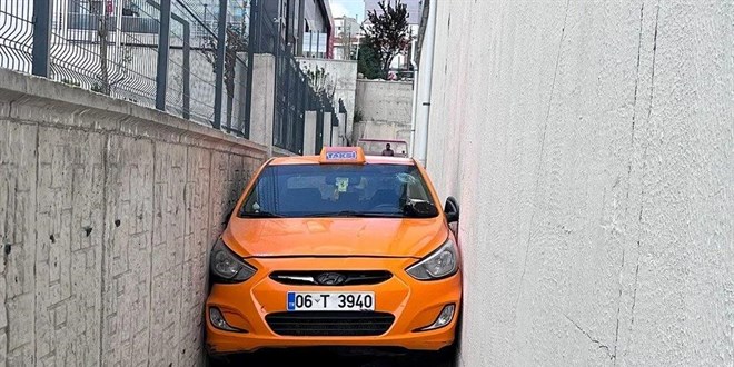 Alkollü taksici polisten kaçarken iki duvar arasına sıkıştı