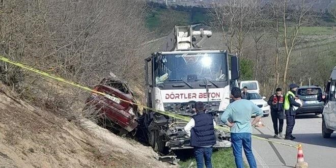 Beton pompası aracıyla çarpışan otomobilin sürücüsü öldü