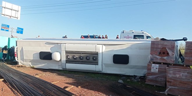 Malatya'da otobüs devrildi: 22 yaralı