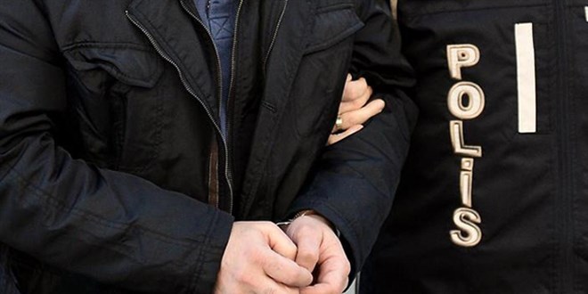 Polis aracına çarpıp 2 polisi yaralayan 5 şüpheli gözaltına alındı