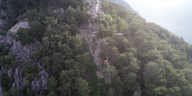 Antalya'daki teleferik kazasının ardından oluşan enkaz havadan görüntülendi