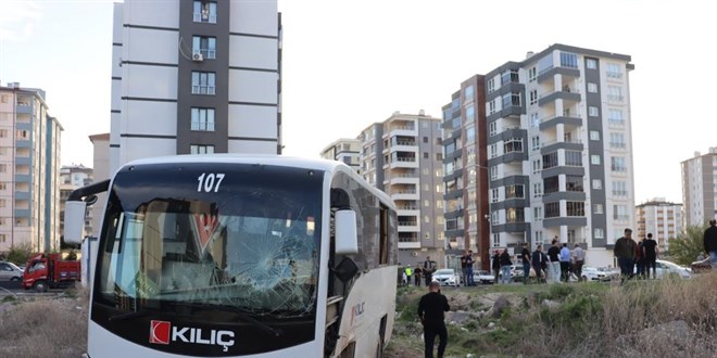 Hafif ticari araçla çarpışan işçi servisi tarlaya girdi: 1 ölü