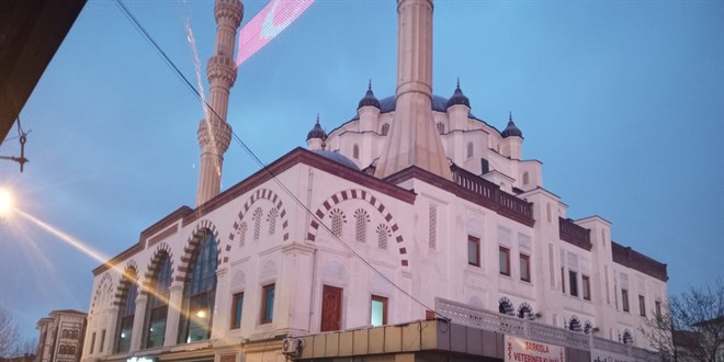Tokat'taki deprem nedeniyle Sivas'taki bir caminin dnda hasar olutu
