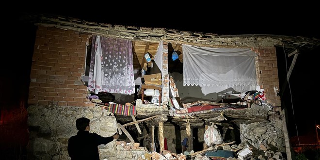 Kadehri'nin Yelten kynde depremde baz evler zarar grd