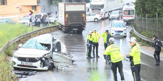 Sultanbeyli'de kamyon ve otomobil çarpıştı: 2 ölü, 4 yaralı