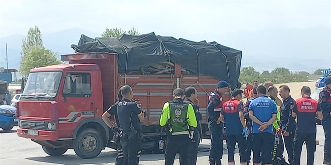 İzmir'de kamyonla çarpışan motosikletteki bekçi hayatını kaybetti