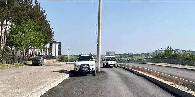 Yol yapımında elektrik direkleri cadde ortasında kaldı