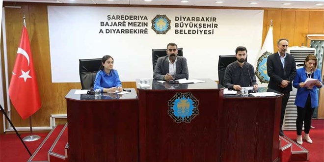 Diyarbakır Büyükşehir, 'bayrak kaldırıldı' iddialarını yalanladı