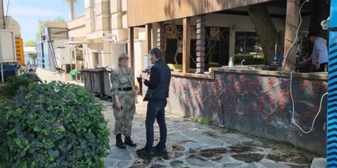 Sözleşmeli öğretmen, Jandarma üniforması ile GBT sorgusu yaptı
